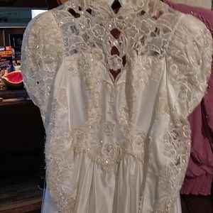 Gorgeous white Lace Long Sleeves Wedding Dress With Long Train New Never Worn.